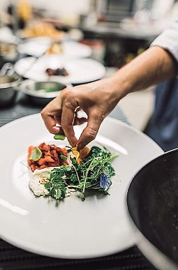 Salzburg und der Genuss: Fine Dining im Paradoxon (o.) oder auf der Terrasse des Hotels Stein entspannen (li). Foto: Patrick Langwallner