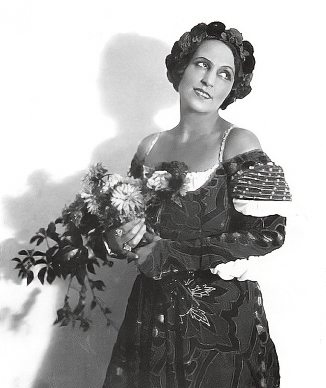Langzeit-Buhlschaft Dagny Servaes (1926-37) exakt vor hundert Jahren in einer opulenten, floral bestickten Kreation mit Blumenschmuck im hochgesteckten Haar. Foto: ASF/PhotoEllinger