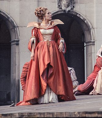Christiane Hörbiger verkörperte die Buhlschaft von 1969-72 und 1974 als Einspringerin. Das orangefarbene Kleid erinnert stilistisch an die Renaissance. Foto: SF/Photo Ellinger