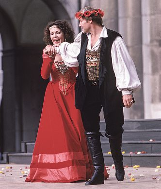 Ein Hauch von Flowerpower umwehte Elisabeth Trissenaar und Klaus Maria Brandauer 1987. Das Kleid der Buhlschaft blieb indes klassisch historisierend. Foto: SF / Harry Weber