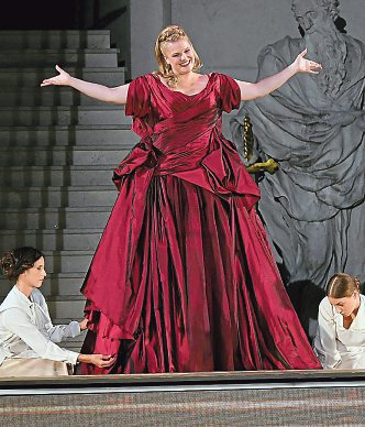 Wie eine Königin erschien Buhlschaft Stefanie Reinsperger 2018 in einer bordeauxfarbenen Barockrobe von Renate Martin auf dem Domplatz. Foto: APA-Images / APA/BARBARA GINDL