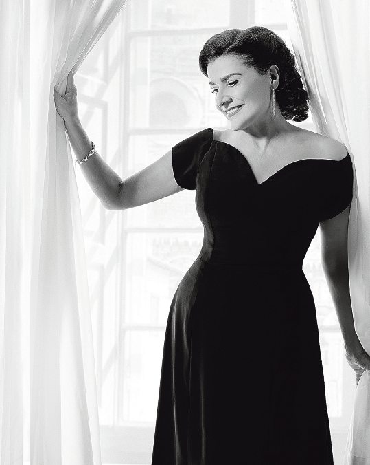 Cecilia Bartoli wurde am 4.6.1966 in Rom geboren. Seit 2012 ist die Mezzosopranistin Intendantin der Pfingstfestspiele in Salzburg. Im Sommer 2026 singt sie in der Produktion„Il viaggo a Reims“ und am 8.8.2026 findet ihr zu Ehren „Bonne fete - ein Galadinner & Geburtstagfest“ statt. Foto: Decca