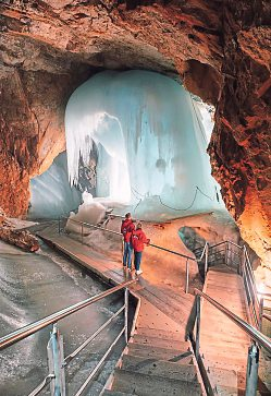 In der Eisriesenwelt Werfen entkommt man der sommerlichen Hitze. Foto: SalzburgerLand Tourismus / Christoph Perkles
