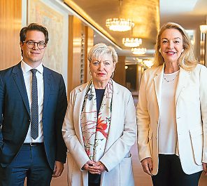 Lukas Crepaz (Kaufmännischer Direktor), Karin Bergmann (Interimsintendantin), Kristina Hammer (Festspielpräsidentin). Foto: SF