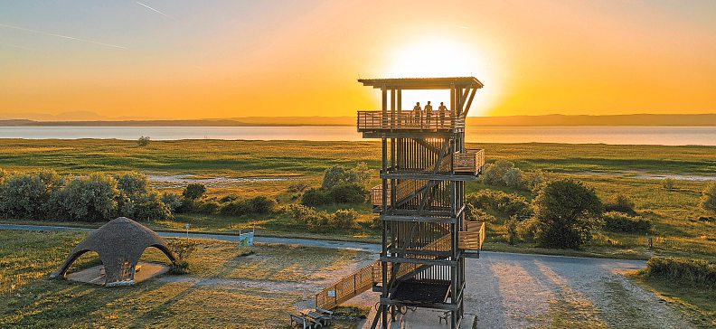 Panoramablick auf eine faszinierende Landschaft vom Aussichtsturm Hölle in Illmitz. <span id="igfws">Foto: Burgenland Tourismus/MFilm </span>