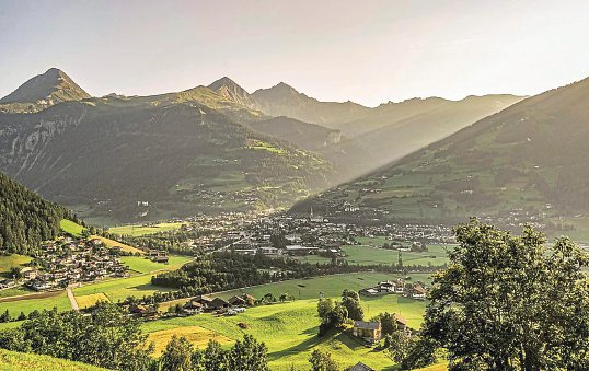 Die beschauliche Kleinstadt Matrei in Osttirol bietet den perfekten Ausgangspunkt für Herbstwanderungen. Foto: Peter Maier