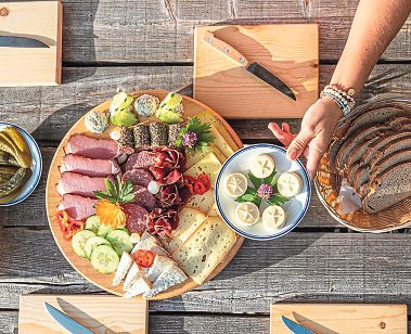 Herzhafter Käse und würziger Karreespeck. Dazu frische Almbutter und knuspriges Bauernbrot. Das sind die Hauptzutaten einer zünftigen Brettljause im Tal der Almen. Foto: TVB Großarltal/Gipfelfieber