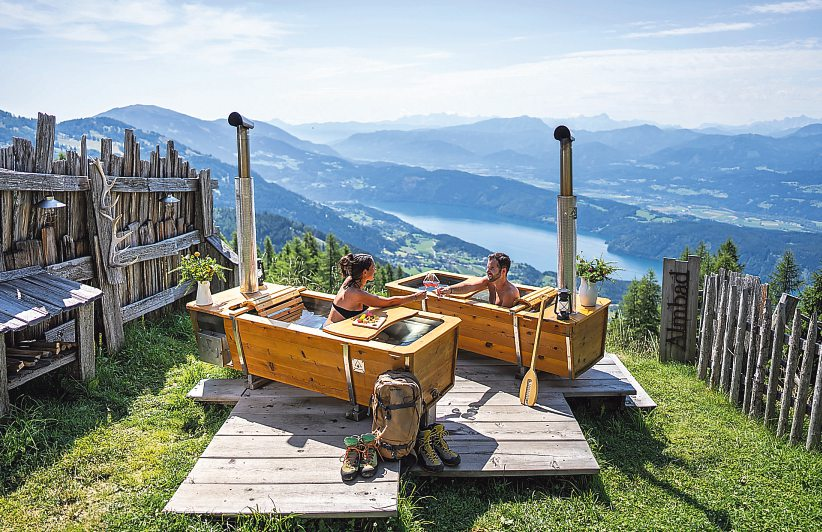 Im beheizten AlmBad auf der AlexanderAlm trifft warmes Quellwasser auf den Blick über den Millstätter See. Foto: Gert Perauer MBN Tourismus