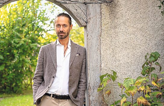 Ben Rakidžija liest, moderiert und leitet die Yoga-Einheit. Foto: Maciej Karpinski