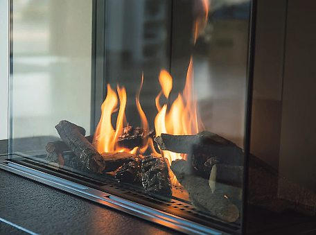 Ein Speicherofen gibt seine Wärme langsam und gleichmäßig an den Raum ab. Foto: Яна дкобенкова stock.adobe.com