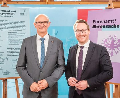 LH Anton Mattle und LHStv. Philip Wohlgemuth sind sich der großen Bedeutung des Ehrenamts in Tirol bewusst? Foto: Land Tirol.