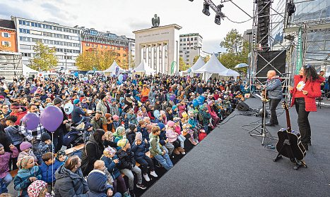 Ein Höhepunkt sind die Auftritte von Bluatschink am Landhausplatz.