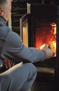 Holz richtig einheizen – für angenehme Wärme.