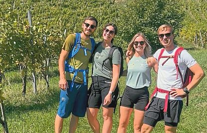 Leon mit Partnerin und Freunden bei einer Weinwanderung in der Steiermark. Neben Selbstständigkeit und Training findet er immer Zeit und Platz für seine Liebsten. Fotos: Fian (2)