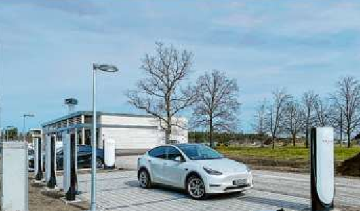 Seit dem Frühjahr ist Tesla mit 12 Ladestationen für alle E-Auto-Marken am Marken-Outlet in Schwarzheide-Mitte vertreten.