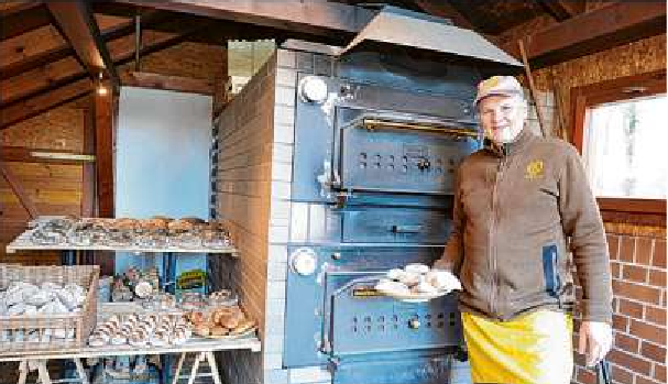 Bäckermeister Bernd Anders verwöhnt seine Kunden jeden Mittwoch mit leckeren Backwaren aus dem Holzbackofen. Foto: Peter Aswendt