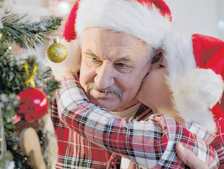 Opa, Oma, alle Generationen rund um den Weihnachtsbaum - das war früher übrlich. Und ist es nicht noch heute schön, wenn Alt und Jung zusammen ist? Foto: adobe-stock