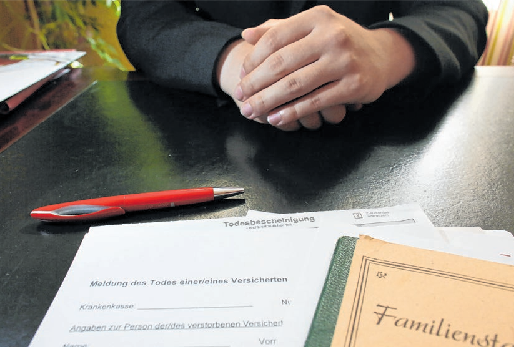 Unliebsame Bürokratie: Nach dem Tod eines Angehörigen sind viele Dinge zu regeln. Foto: Sebastian Willnow/dpa-mag