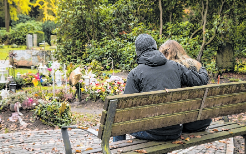 Eltern profitieren bei der Pflegeversicherung von günstigeren Beiträgen. Foto: Christin Klose/dpa-mag