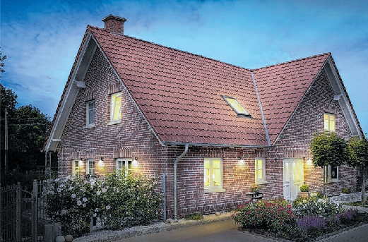 Das Dach ist der Blickfang des Hauses. Eine Dachsanierung sollte deshalb stets in enger Absprache mit dem Handwerksbetrieb vor Ort geplant werden. Foto: laumans/txn
