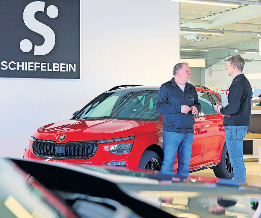 Verkaufsberater Holger Jurran (links) und Betriebs- und Serviceleiter Markus Halkasch im Senftenberger Autohaus Schiefelbein. Foto: Steffen Rasche