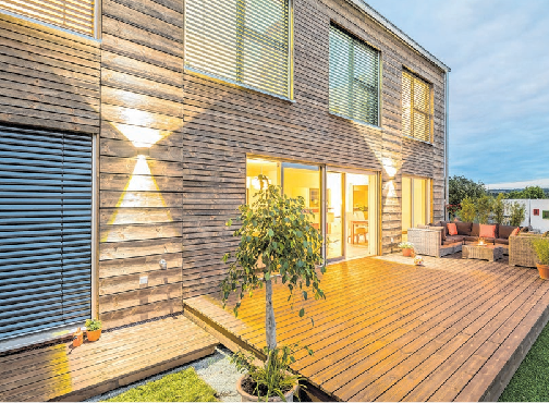 Eine Terrasse mit Echtholzdielen sieht nicht nur toll aus, sondern fühlt sich dank der fuẞwarmen und natürlichen Oberfläche auch angenehm an. Foto: epr/Kebony/Sievert