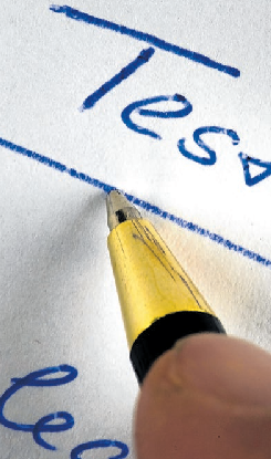 Ein Testament wird verfasst. Foto: Jens Büttner/dpa-mag