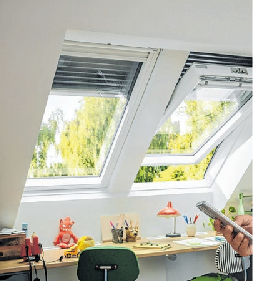 Mit einer App lassen sich nicht nur die Dachfenster via Smartphone steuern. Foto: Velux