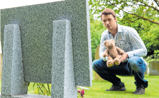 Was bedeutet uns der Grabstein für unser Kind und was hätte unserer Tochter/unserem Sohn gefallen? Foto: highwaystarz/adobeStock.com