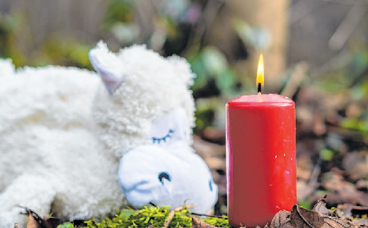 Der Grabstein ist das eine, das geliebte Kuscheltier das andere. Es gehört dazu. Foto: Animaflora Pics Stock/adobeStock.com