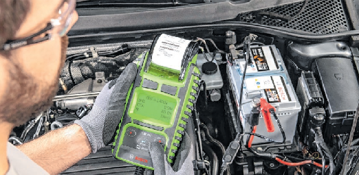 Ein Batteriecheck in der Fachwerkstatt beugt möglichen Pannen in der kalten Jahreszeit vor. Foto: djd/Robert Bosch