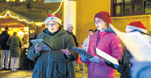 BTU-Studierende laden am 10. und 11. Dezember zum Weihnachtsmarkt auf den Senftenberger Campus ein. Auf dem Programm steht u.a. ein Auftritt des studentischen Chors. Foto: BTU, Ralf Schuster
