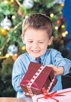 Auch mit kleinen Geschenken kann man für große Freude sorgen. Einst freuten sich Kinder auch übder einen Apfel. Foto: jurii_Sokolov/ adobe-stock