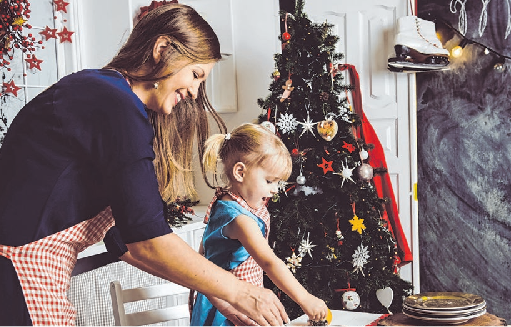 Team Kochen: Die ganze Familie teilt sich in Gruppen ein, wenn es um Vorbereirung geht. Überraschungen inklusive. Nur eine Idee von vielen. Foto: Mariana/adobe stock