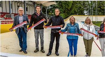Klaus Friedrich (Vizepräsident PSV), Tino Vierheller (Bauunternehmen Gerd Müller), K.-D. Reinke (KRONE Ingenieure), Bürgermeisterin Simone Taubenek, Verwaltungsvorstand Heike Korittke und PSV-Präsidentin Karin Menzel (v.l.n.r.) bei der Übergabe der Radrennbahn. Foto: Junge