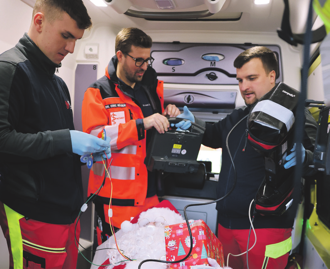Hilfe in Minutenschnelle: Die Einsatzkräfte vom Rettungsdienst Niederlausitz und Notarzt Dr. Eric Rüger checken Santa Claus schon im Rettungswagen gründlich durch. Mit Blaulicht geht es in die Notaufnahme.