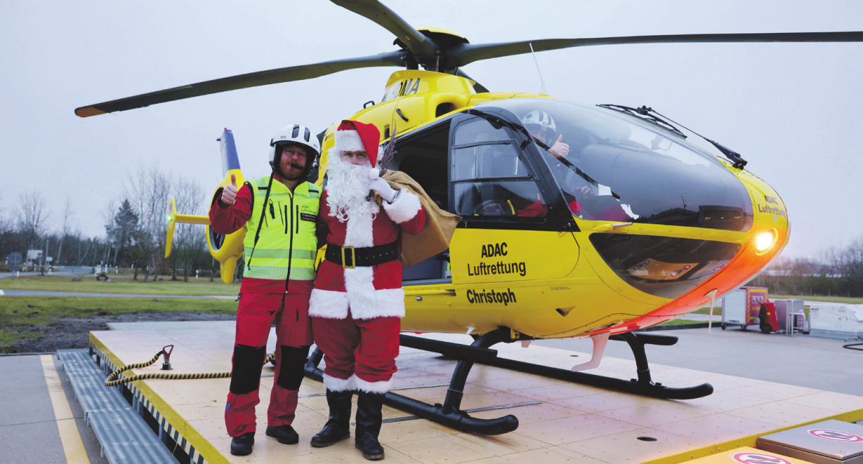 Schnell zurück zum Rentierschlitten: Notfallsanitäter Sebastian Hasenschwanz und Pilot Erik Kostka vom Senftenberger Stützpunkt der ADAC Luftrettung bringen den Weihnachtsmann mit dem Rettungshubschrauber wieder auf Kurs und Zeitplan.
