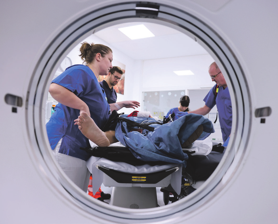 Auf Nummer sicher: Nachdem keine äußeren Verletzungen festgestellt werden können, wird der Weihnachtsmann in der Radiologie von Dorine Koban geröntgt und kommt im Anschluss zur Überwachung auf die Station.