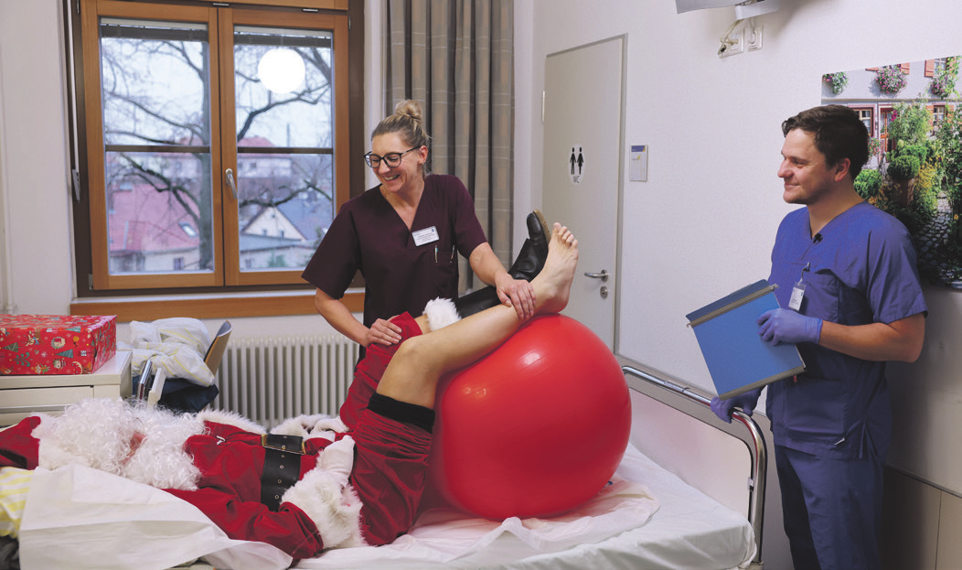 Fitness-Tipps: Physiotherapeutin Stefanie Scadock zeigt dem Weihnachtsmann Übungen für einen starken Rücken.
