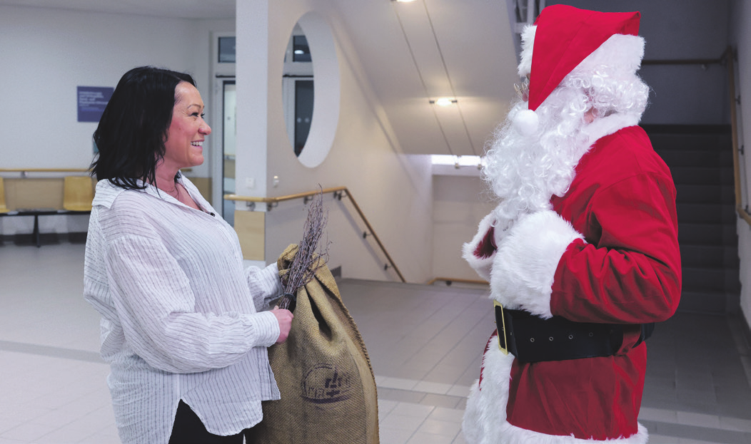 Mit strahlendem Lächeln verabschiedet Pflegedirektorin Saskia Bünger Santa nach erfolgreicher Behandlung.