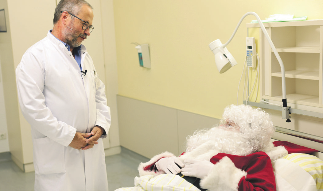 Weihnachtsmann-Visite ist Chefsache: Dr. Vokmar Hanisch, Ärztlicher Direktor, darf frohe Nachrichten überbringen.