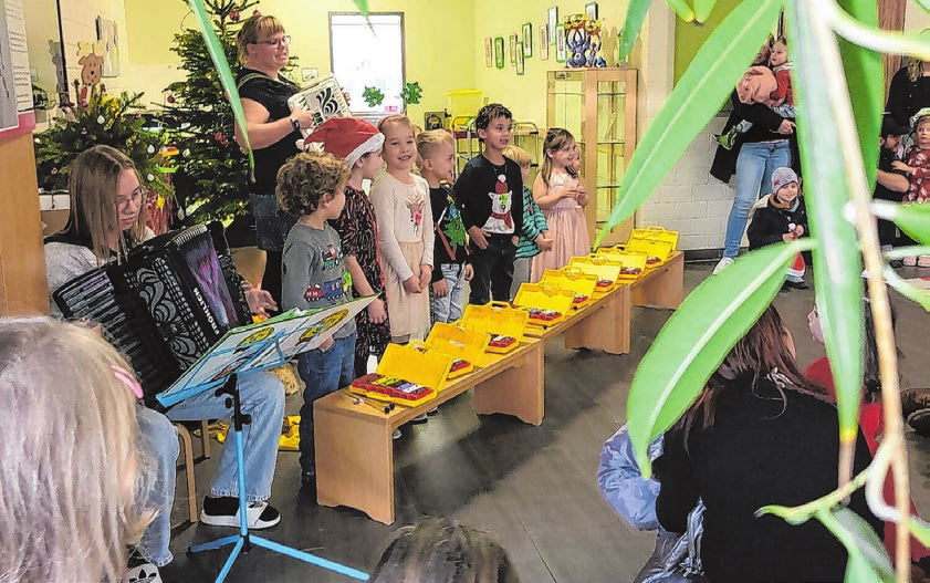Gemeinsam gesungen wurde beim Adventsfest natürlich auch. Für den musikalischen Auftakt sorgten die Kita-Kinder ganz persönlich.