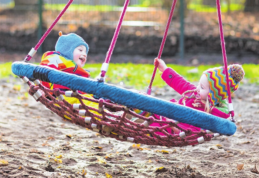 Draußen spielen stärkt das Immunsystem - und macht zu jeder Jahreszeit Spaß! Foto: famveldman - adobe.stock.com