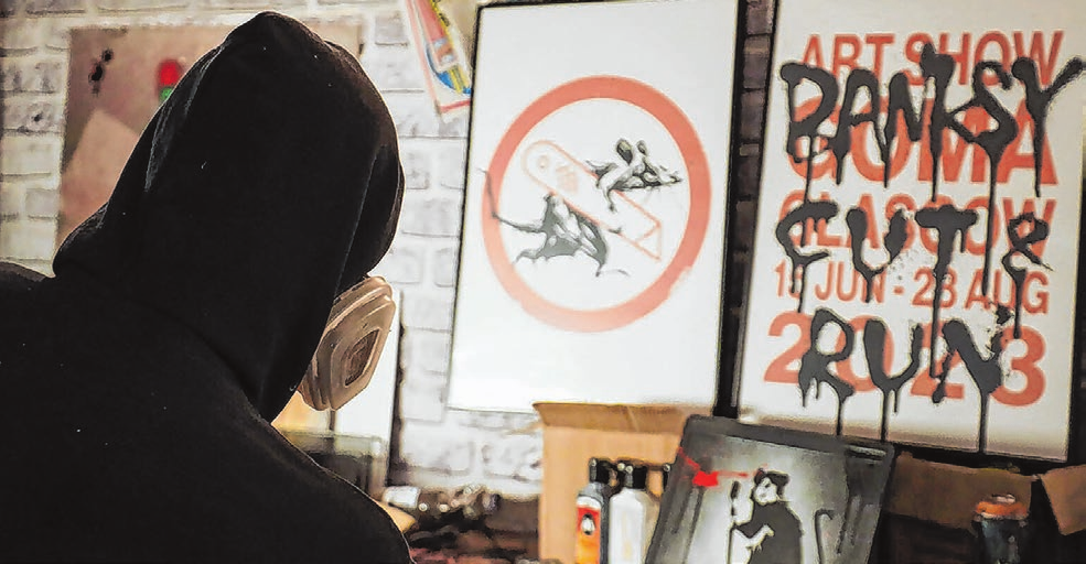 Banksy in seinem Atelier. Foto: COFO Exhibitions GmbH & Co. KG