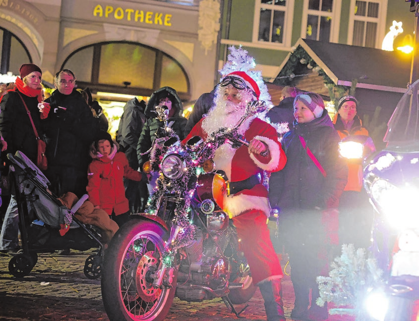Kinder können sich auf die Weihnachtsmannparade am Samstag freuen. Foto: Steffen Rasche