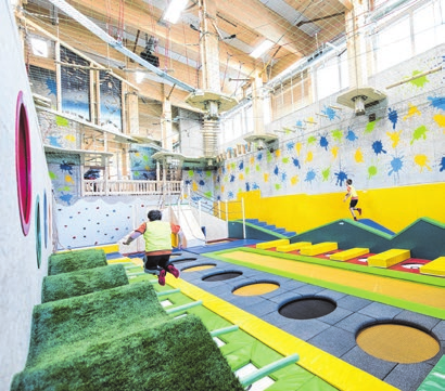 Eltern sollten in Indoor-Spielhallen auf mögliche Gefahrenquellen achten. Foto: Patrick Seeger/dpa-mag