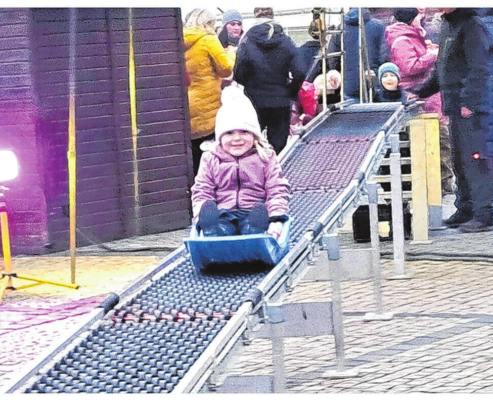 Eines der Highlights auf dem Ortrander Weihnachtsmarkt ist die XXL-Rodelbahn. Foto: Stadt Ortrand