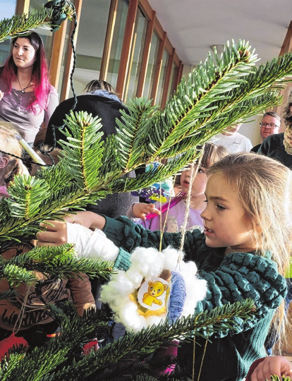 Noch eine freie Stelle entdeckt: Auch im Krankenhaus in Lauchhammer waren eifrige kleine Künstlerinnen und Künslter am Werk und haben das Foyer weihnachtlich geschmückt. Foto: SKN/Steffen Rasche