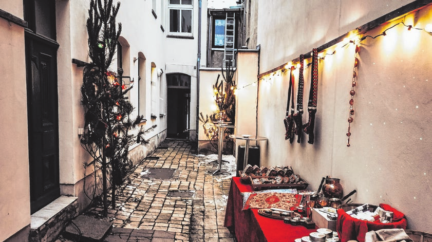 Auch einige Innenhöfe der Geschäfte sind weihnachtlich geschmückt und laden zum Genießen und Entdecken ein. Foto: Seenland Buchhandlung Senftenberg