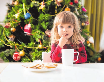 Selbstgebackenes zwischen Glaskugel und Sternchen am Baum - das gefällt auch den Kleinsten. Foto: Ulza/adobestock.com